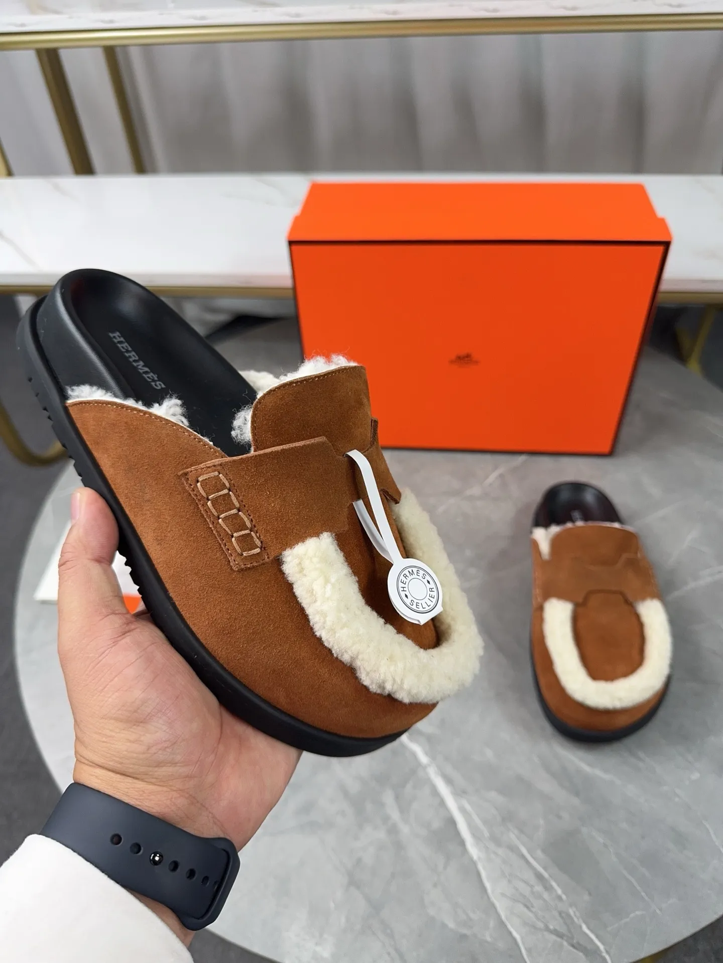 p460🐮🐮HERMES Birkenstock Mules🍬 Spring and summer really need versatile slippers. They have a casual and high-end feel, and the comfort is also great. The large toe design adds a playful feel, and the slip-on design is convenient and practical to wear. 🌷Upper: original high mercerized cow velvet 🌷Inner lining: wool 🌷Outsole: original TPU water platform + rubber film combination 🌷Number of sizes: women's size 35-40 (40-41 -42 is not returnable) men's size: 38-45 (45 is not returnable)